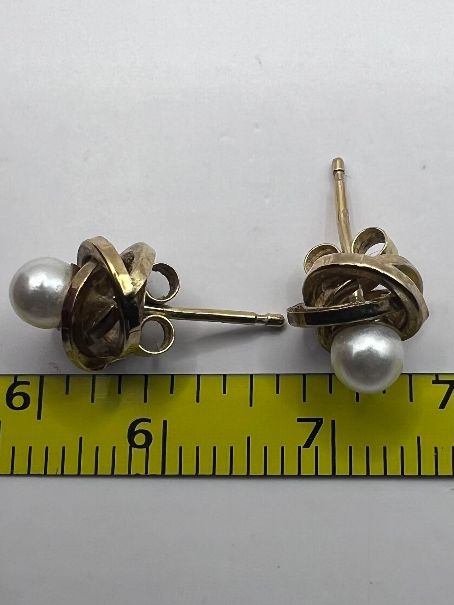 Vintage 9ct Yellow Gold Pearl Stud Earrings • 0.74 Grams