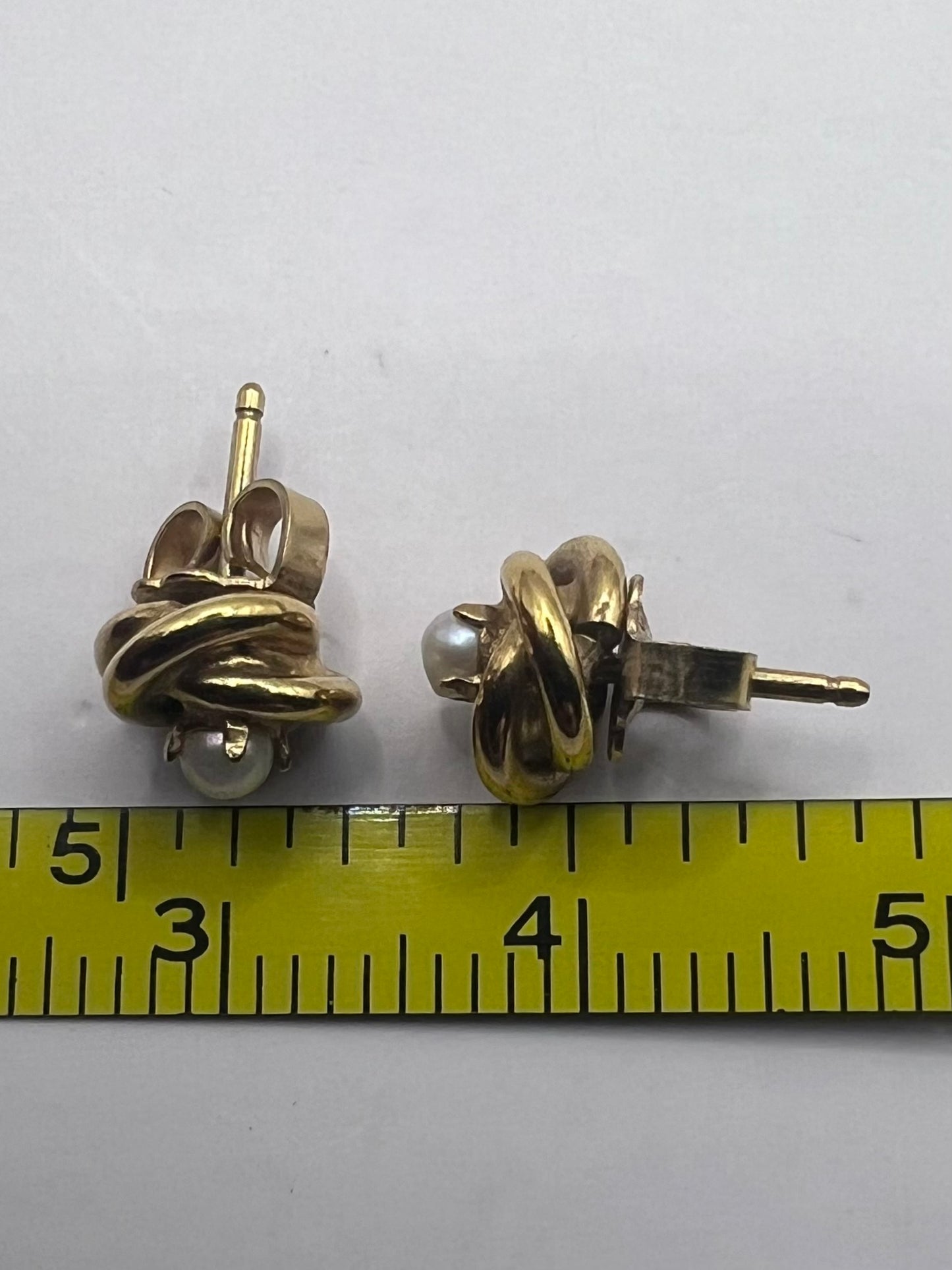 Vintage 9ct Pearl Stud Twist Earrings • 1.82 Grams