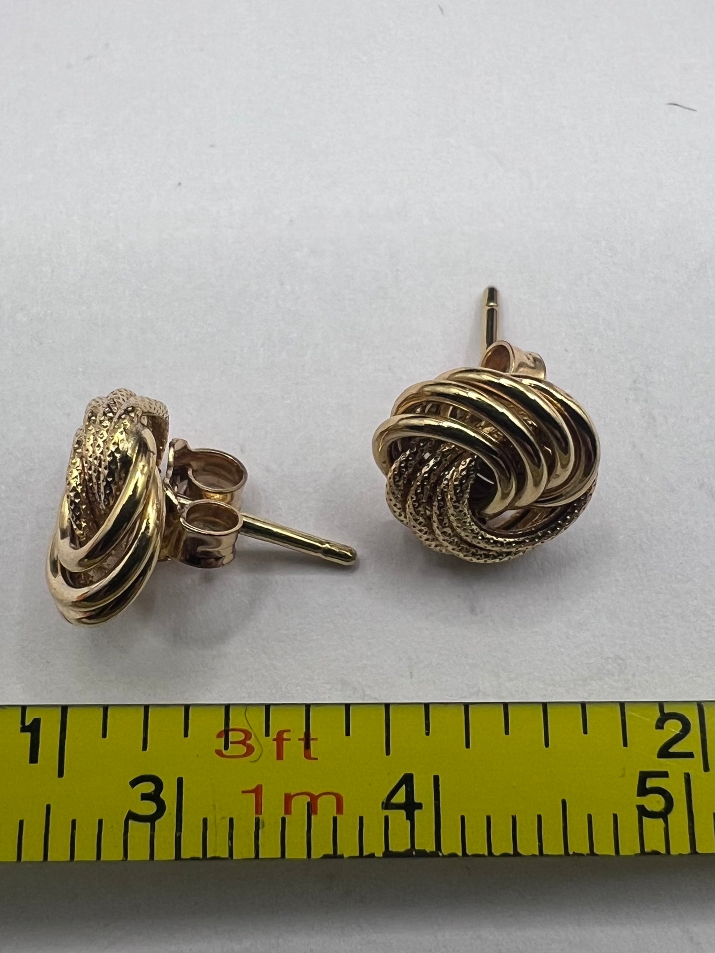 Quality 9ct Yellow Gold Italian Stud Earrings • 1.13 Grams