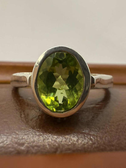 Quality 925 Sterling Silver Green Garnet Ring • Size - Q • 3.97 Grams