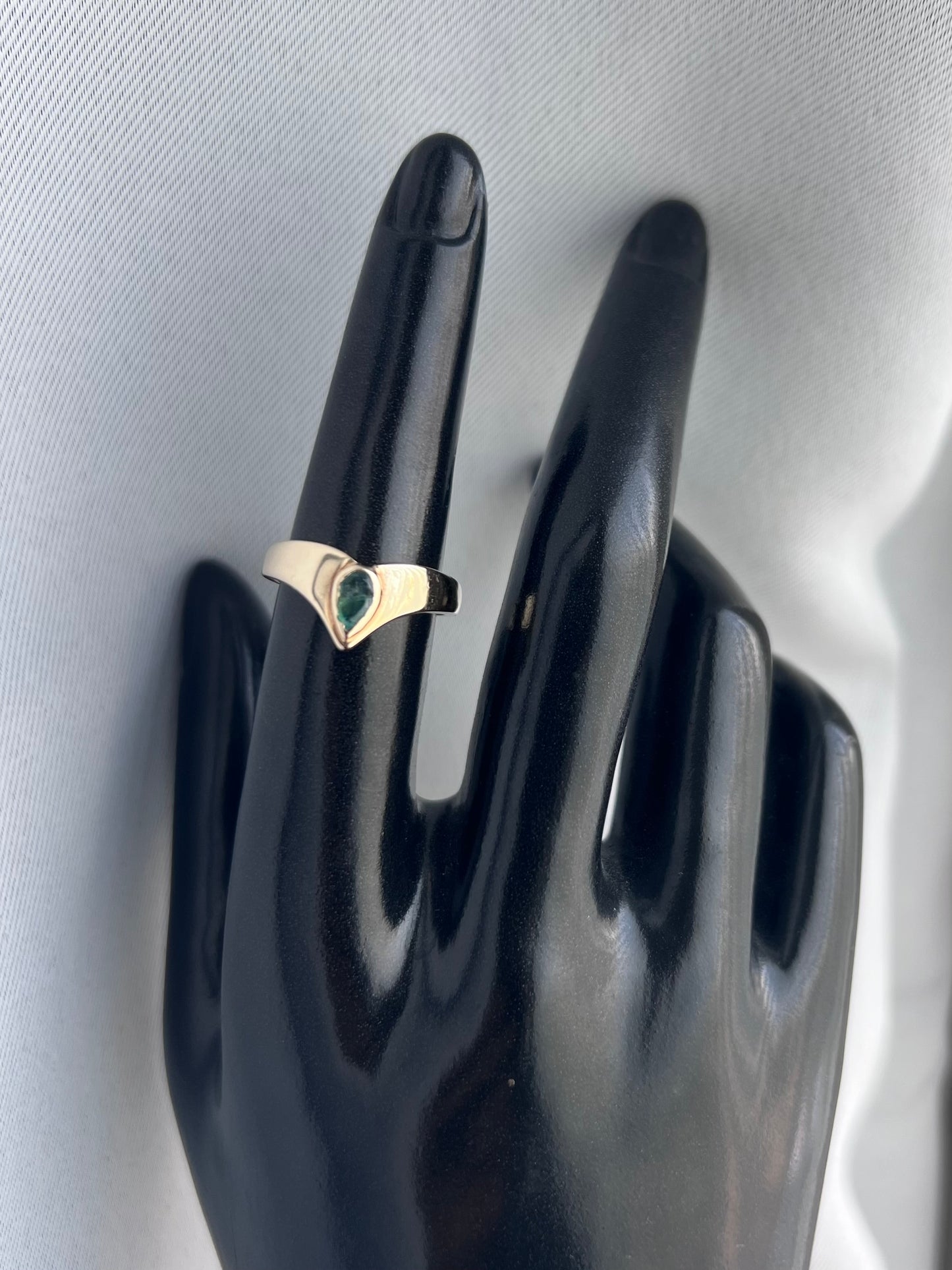 14ct Yellow Gold Emerald Set Wishbone Ring - N