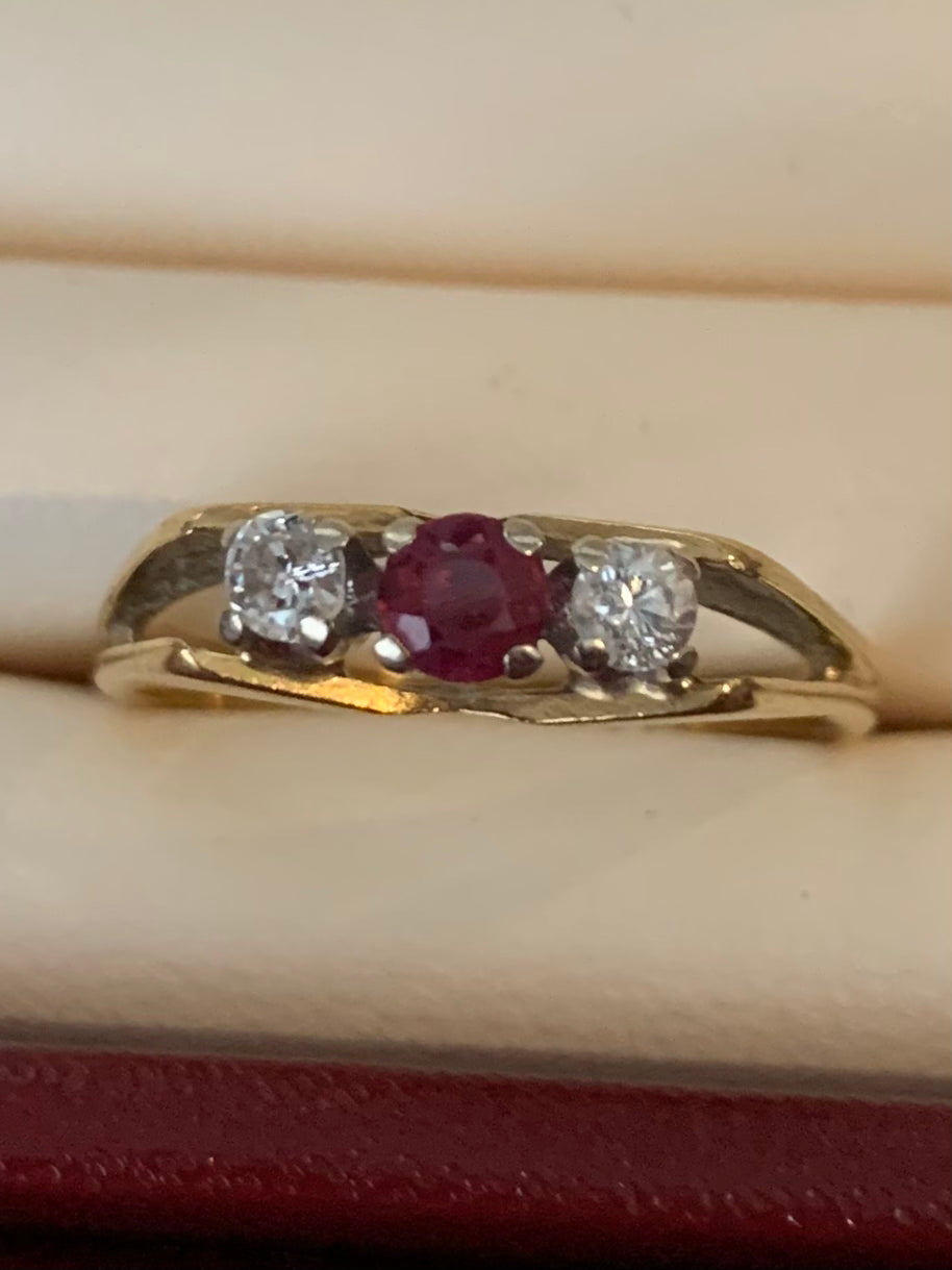 Vintage 18ct Yellow Gold Trilogy Ruby & Diamond Ring ~ 3.17 Grams ~ Size - P½