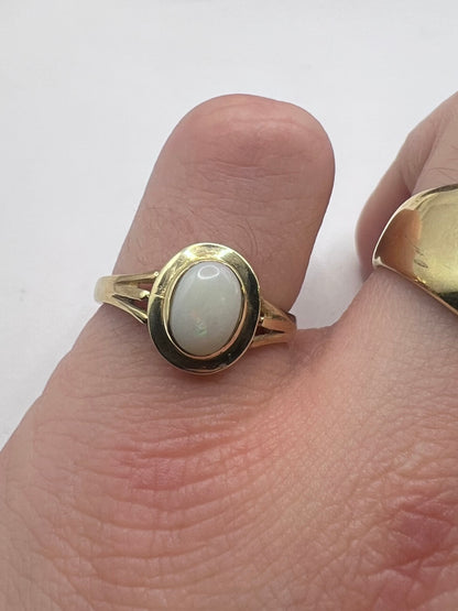 Vintage 9ct Yellow Gold Bezle Set Opal Ring - O½
