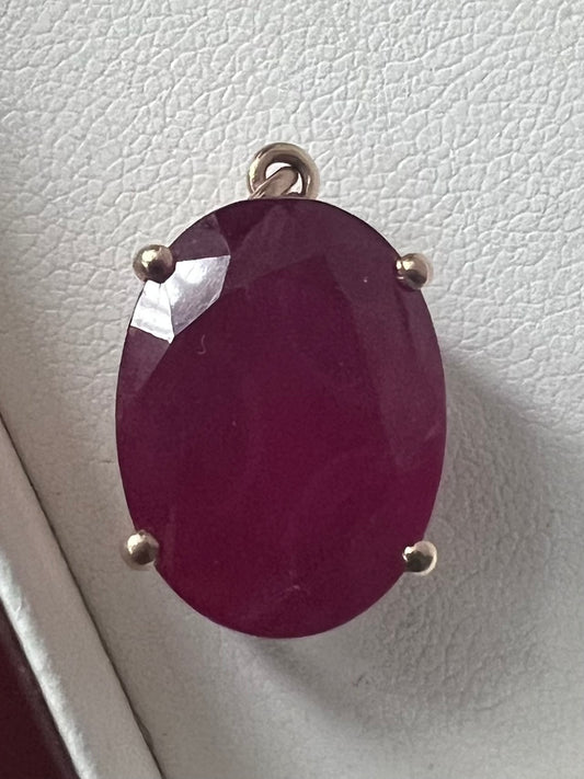 Quality 9ct Yellow Gold Ruby Pendant - 3.77 Grams