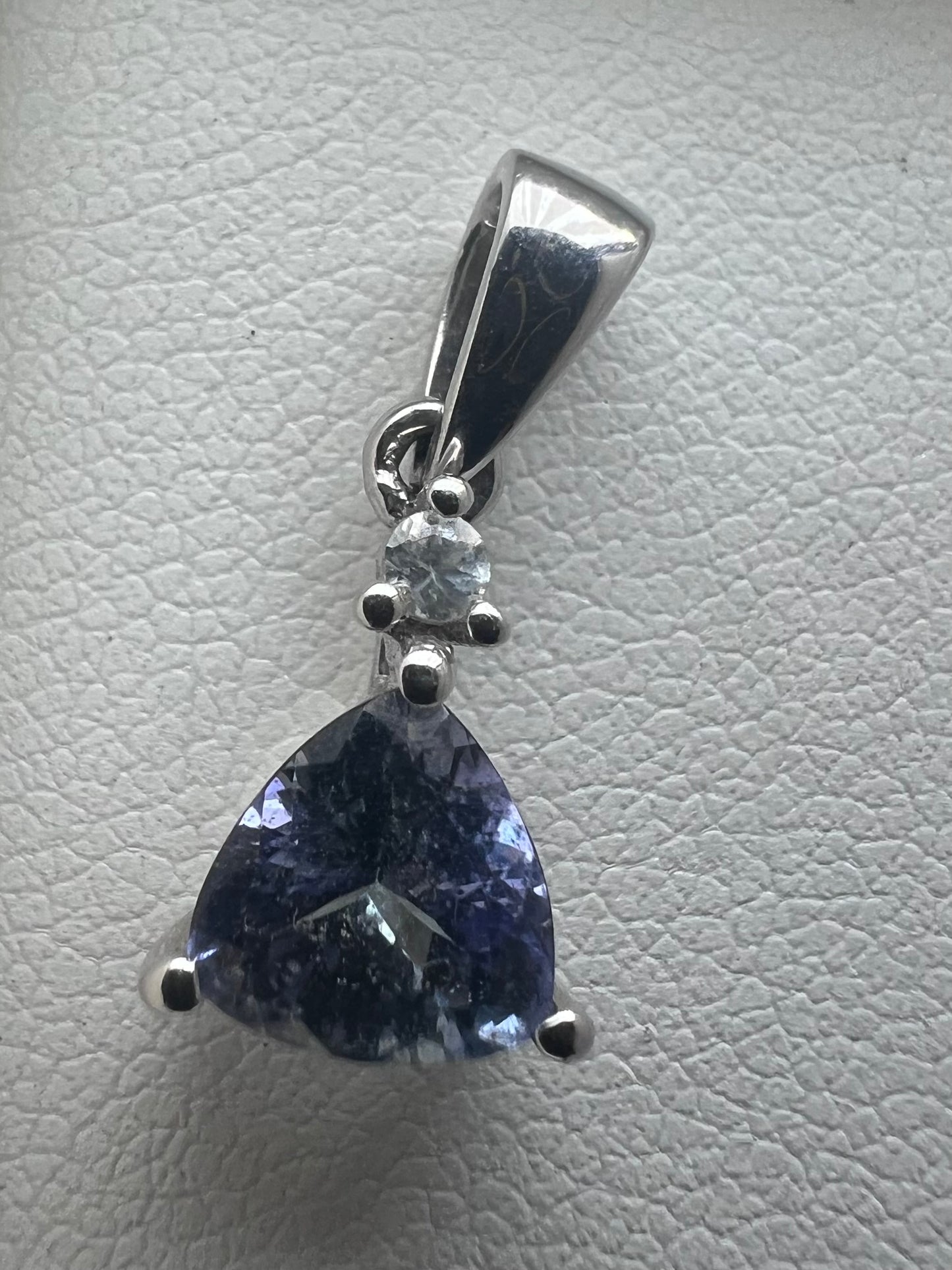 Quality 9ct White Gold Tanzanite Charm - 0.99 Grams