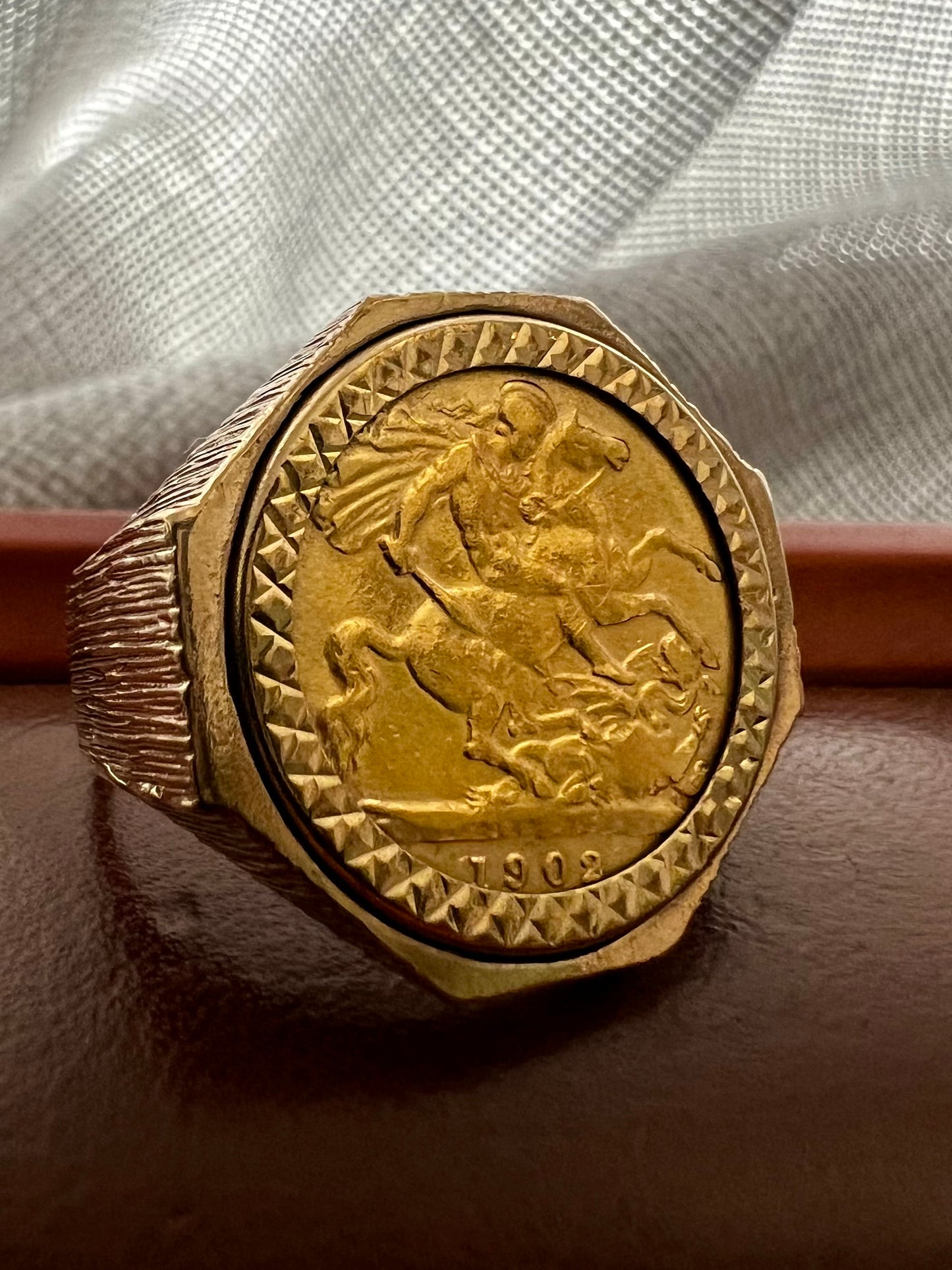 Vintage 9ct Yellow Gold Bark Effect 1902 Sovereign Ring - S