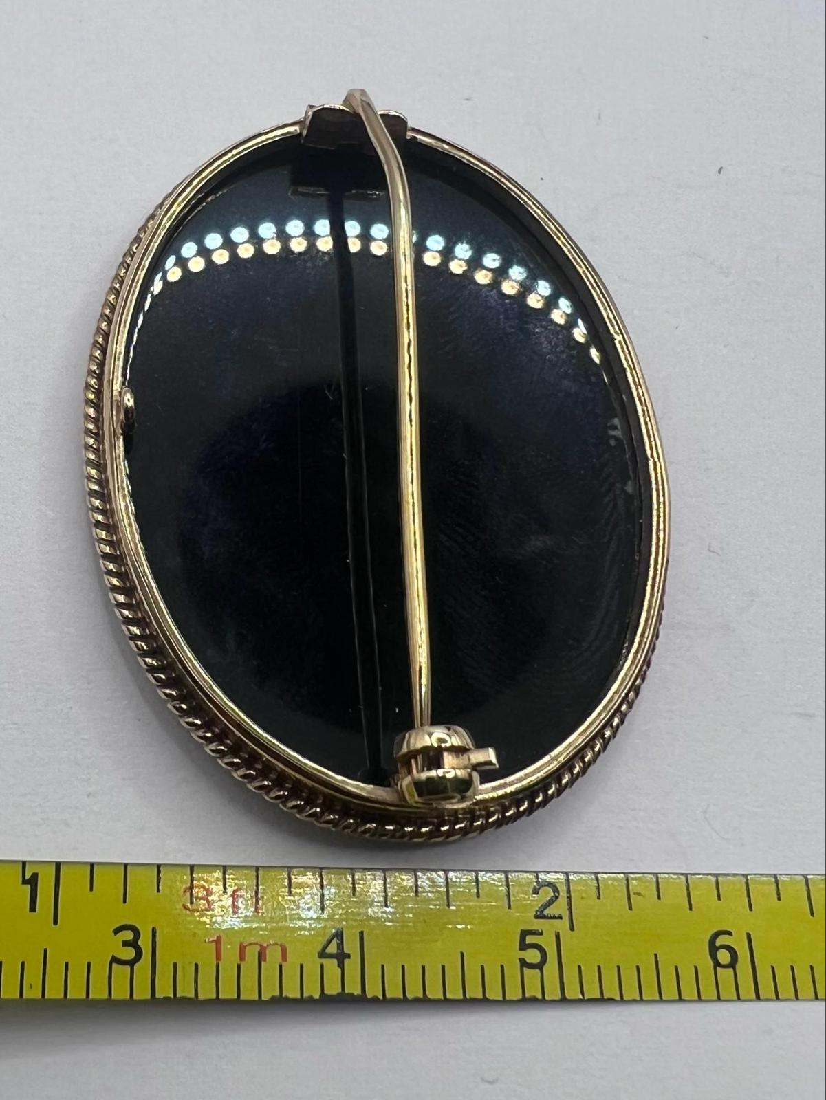 Vintage 9ct Yellow Gold Hand Carved Cameo Brooch - 11.99 Grams