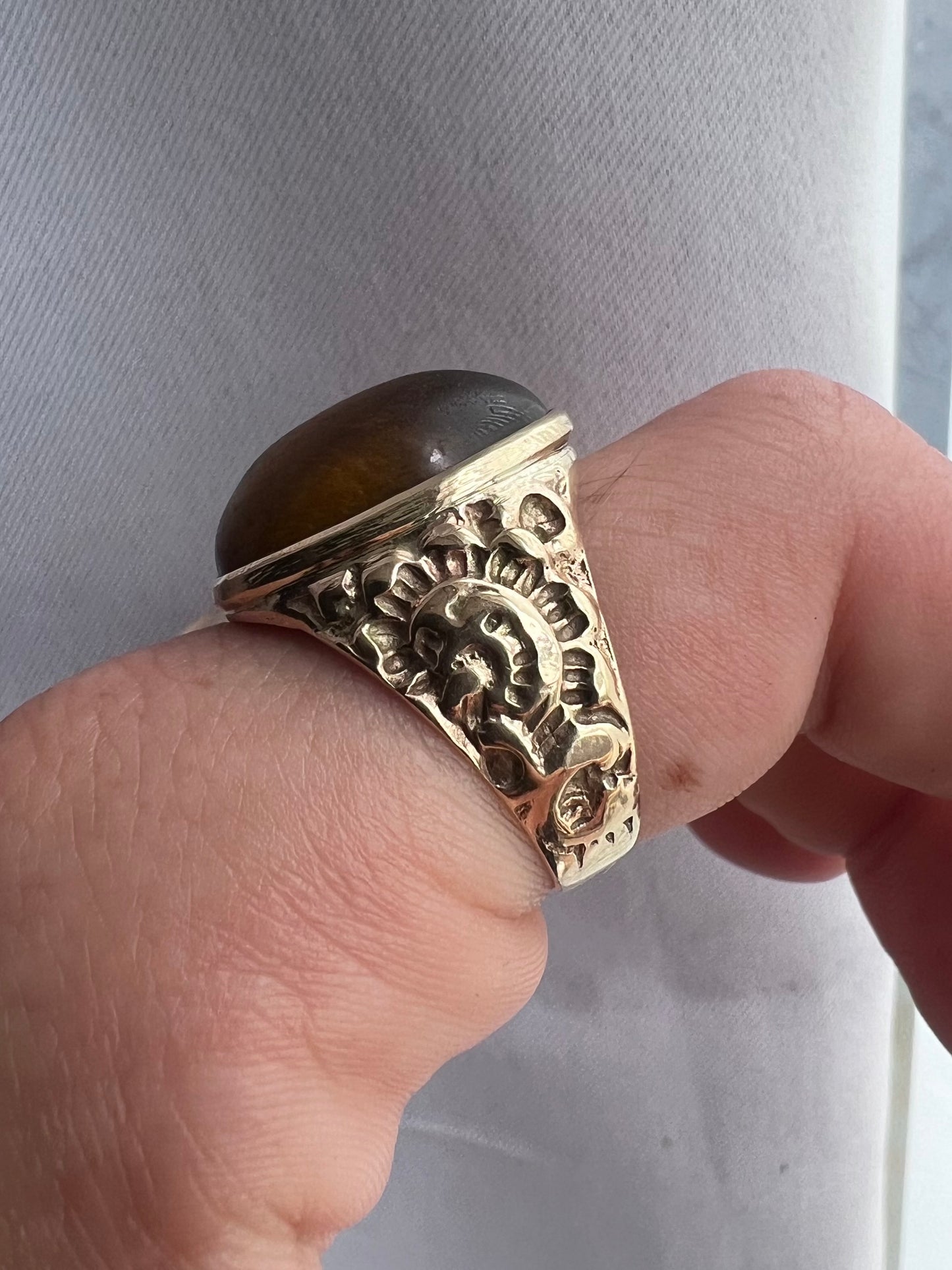 Unique 9ct Yellow Gold Patterned Tiger Eye Signet Ring - U