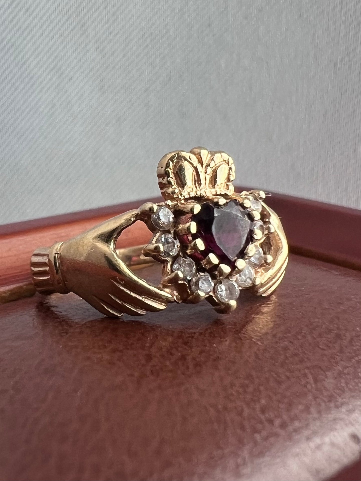 Quality 9ct Yellow Gold Cz & Garnet Claddagh Ring - P