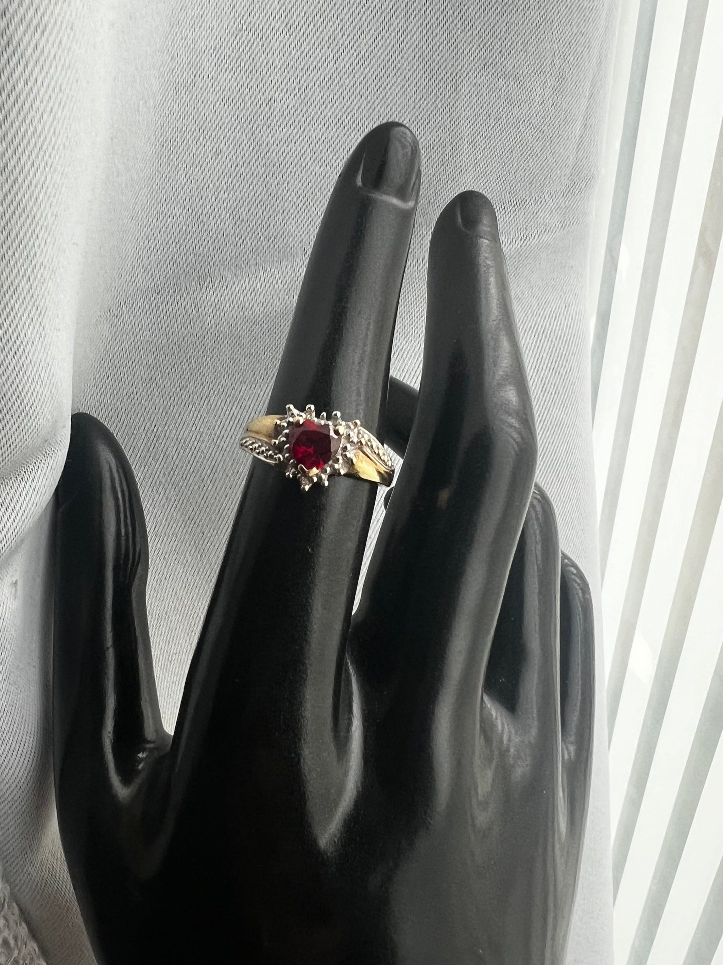 Vintage 9ct Yellow Gold Heart Garnet & Diamond Ring - N