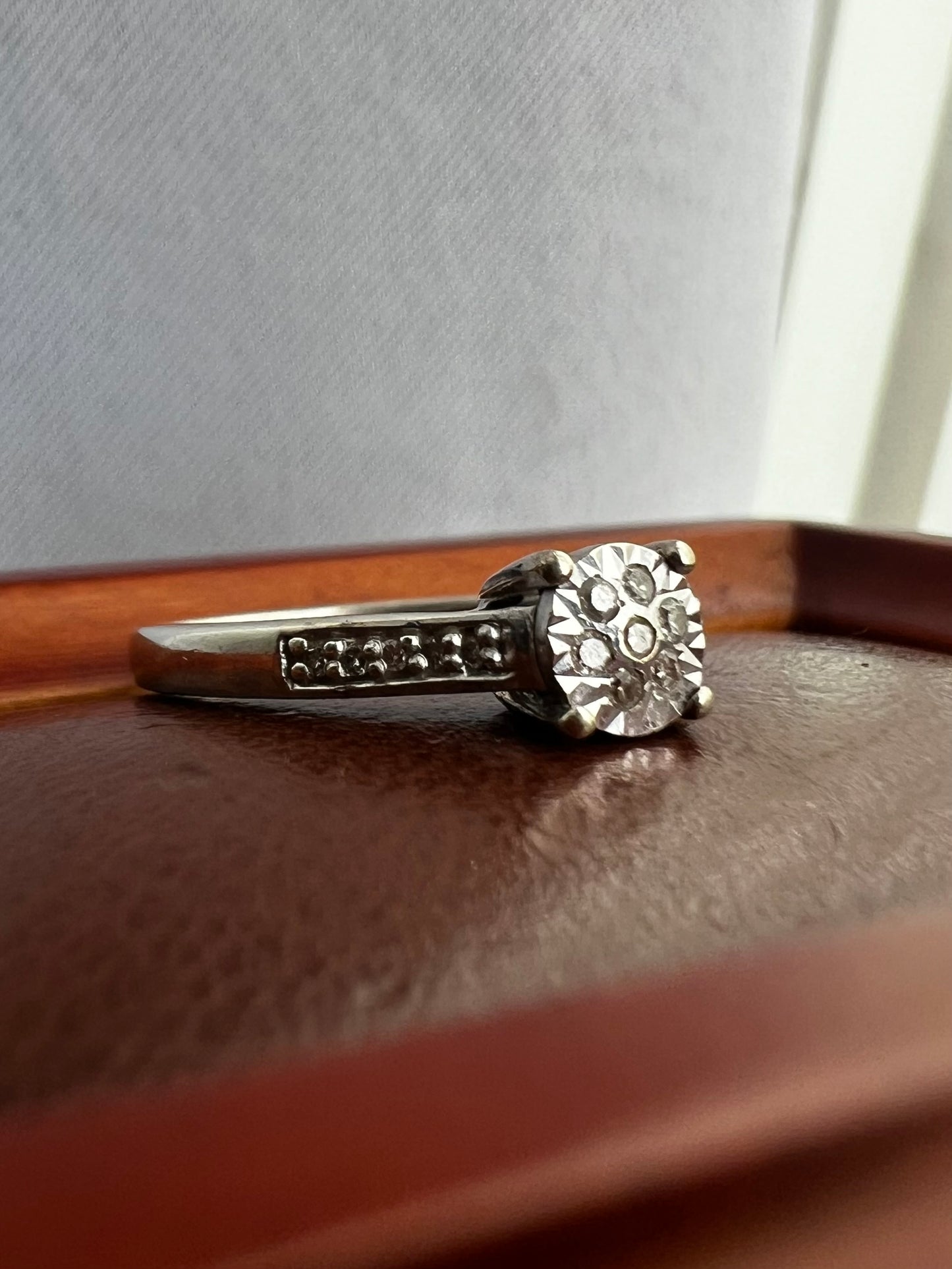 Quality 9ct White Gold Diamond Cluster Ring - L½