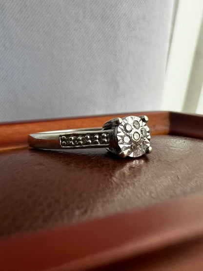 Quality 9ct White Gold Diamond Cluster Ring - L½