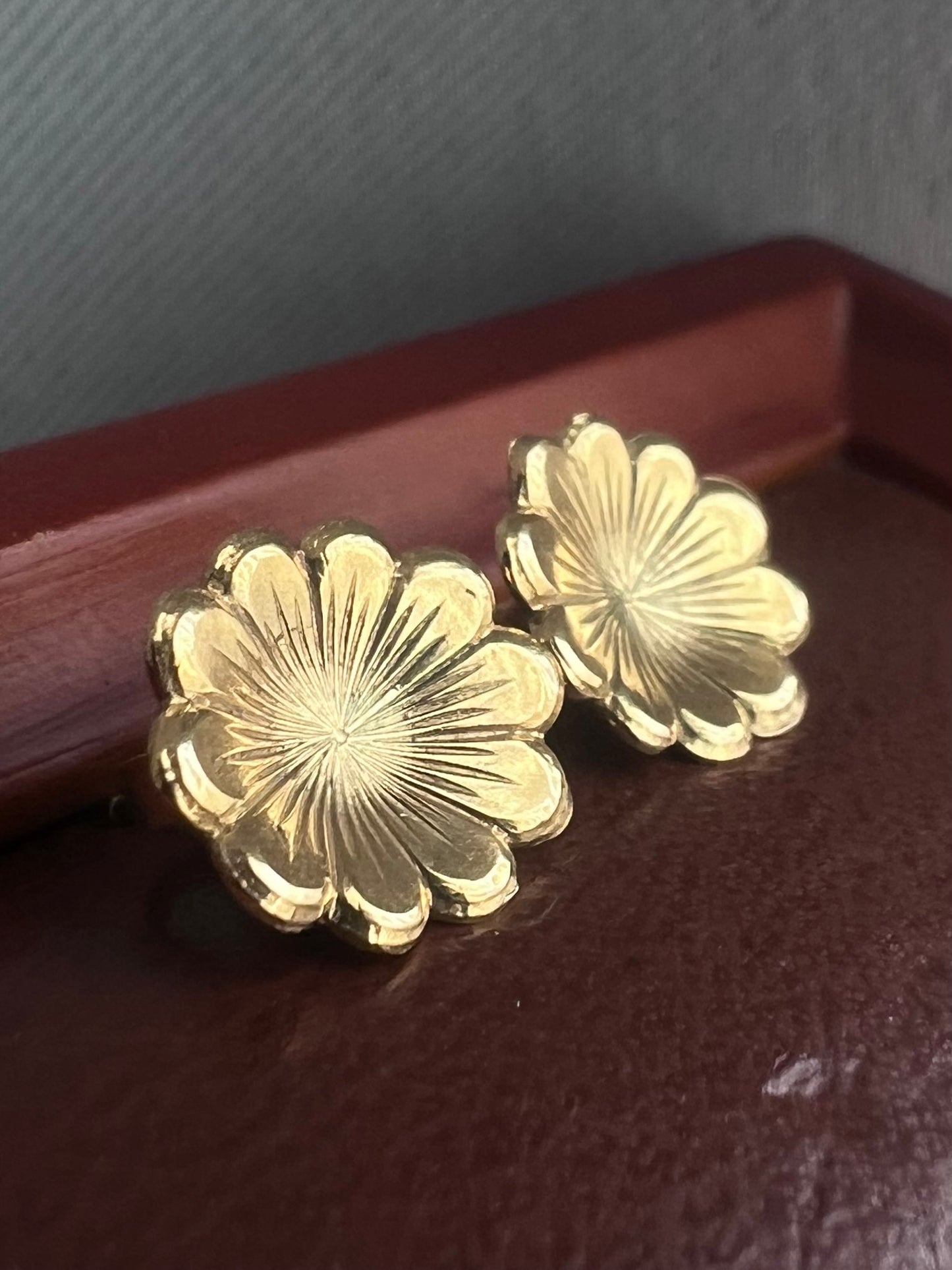 Quality 14ct Yellow Gold Flower Earrings - 1.68 Grams