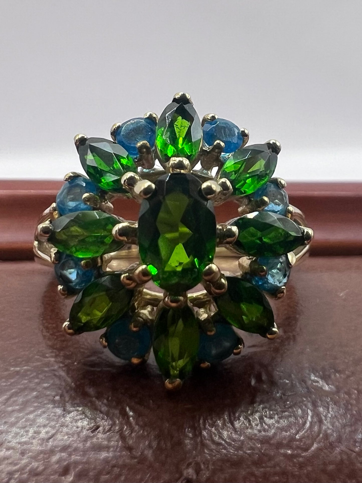 Quality 9ct Yellow Gold Peridot Cluster Ring - N½