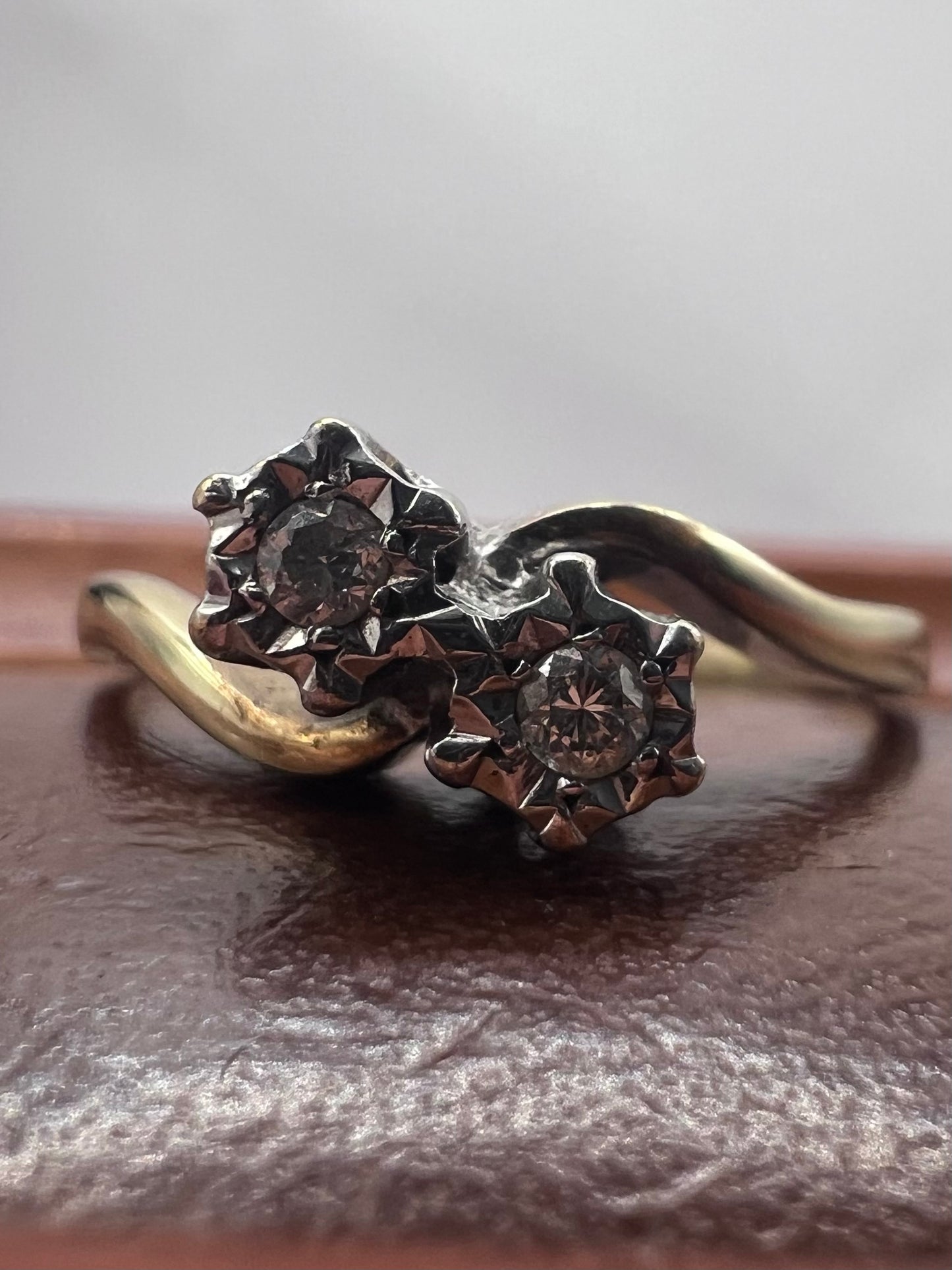 Vintage 9ct Yellow Gold Crossover Diamond Ring - O
