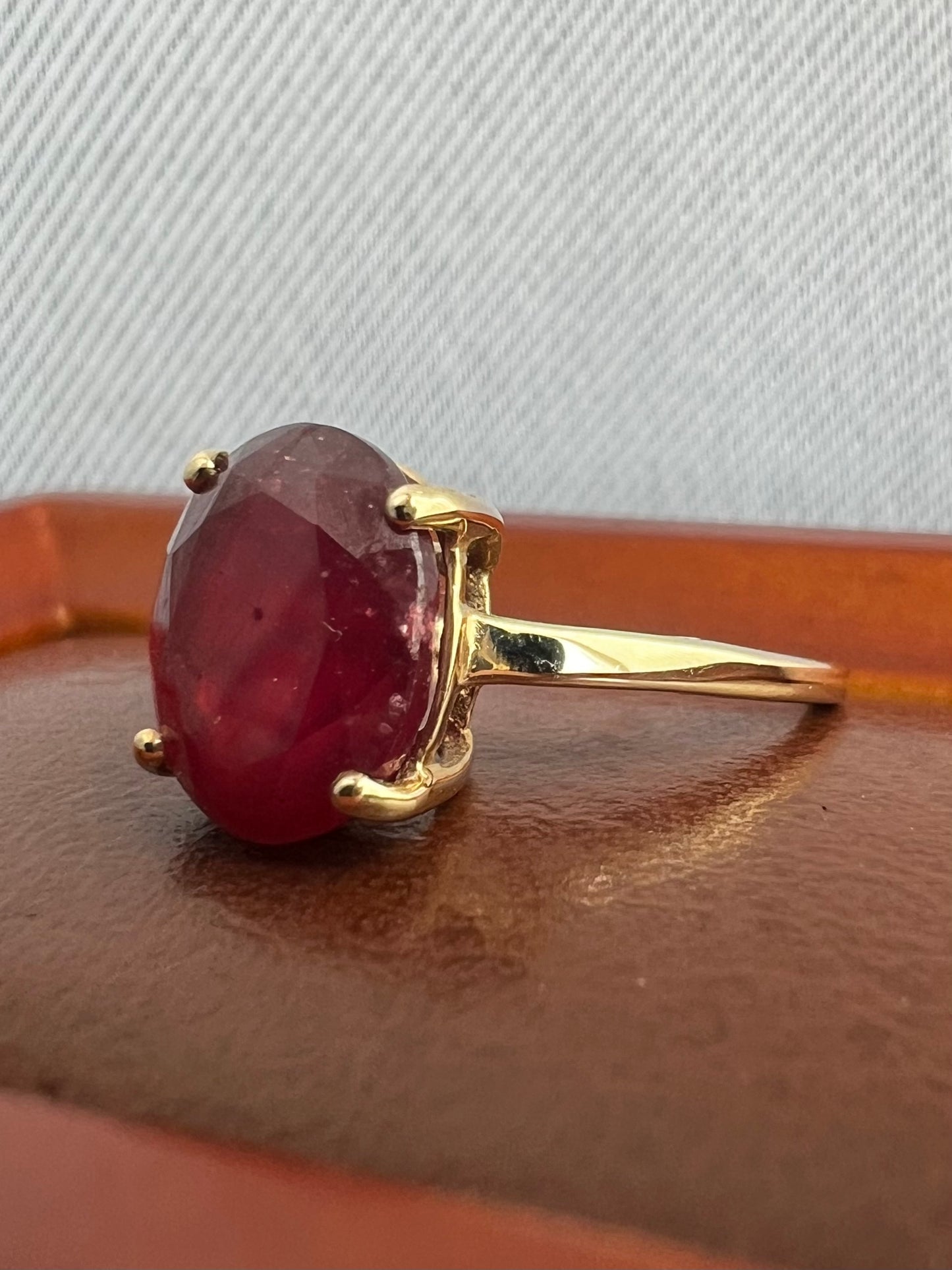 Quality 10ct Yellow Gold Synthetic Ruby Ring - K