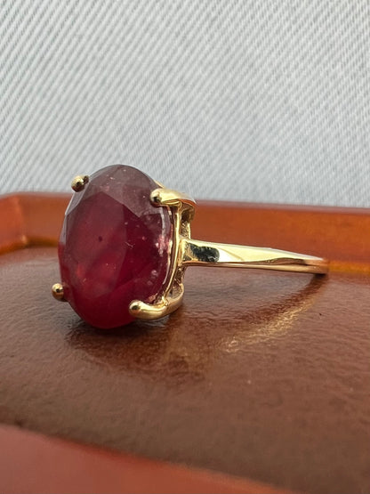 Quality 10ct Yellow Gold Synthetic Ruby Ring - K