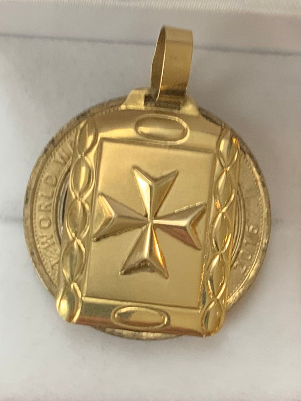 Vintage 18ct Yellow Gold Maltese Cross Dog Tag Pendant ~ 2.28 Grams