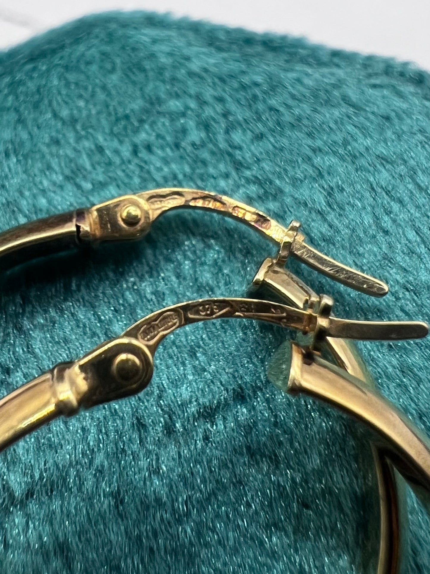 Quality 9ct Yellow Gold Italian Hoop Earrings • 2.00 Grams