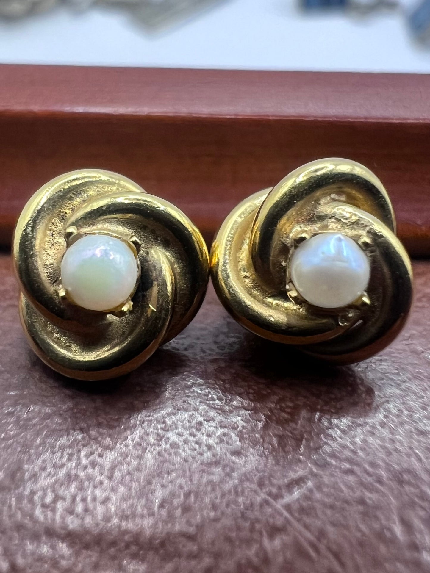 Vintage 9ct Pearl Stud Twist Earrings • 1.82 Grams