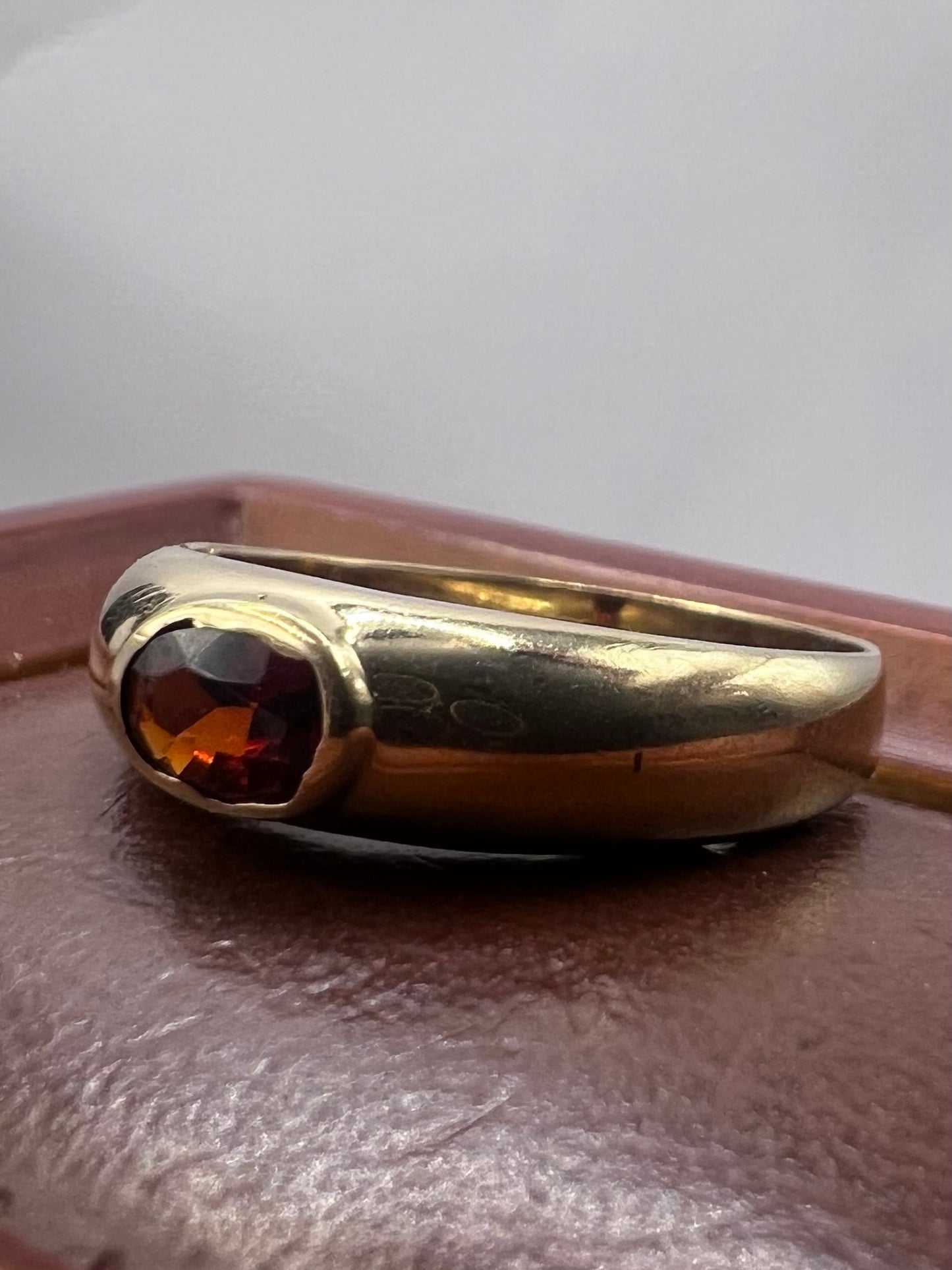 Vintage 9ct Yellow Gold Garnet Set Ring - U