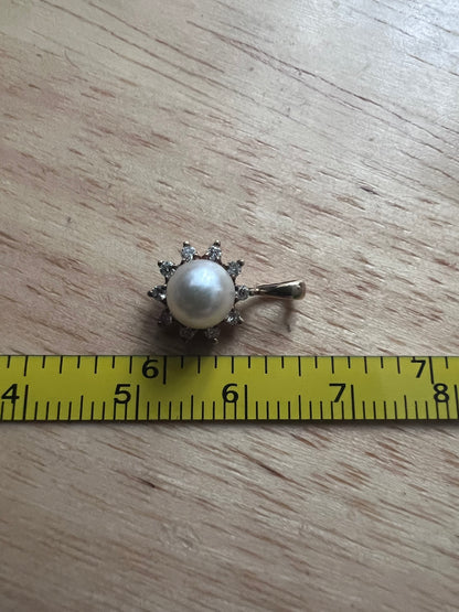 Vintage 9ct Yellow Gold Pearl & Diamond Charm - 0.99 Grams
