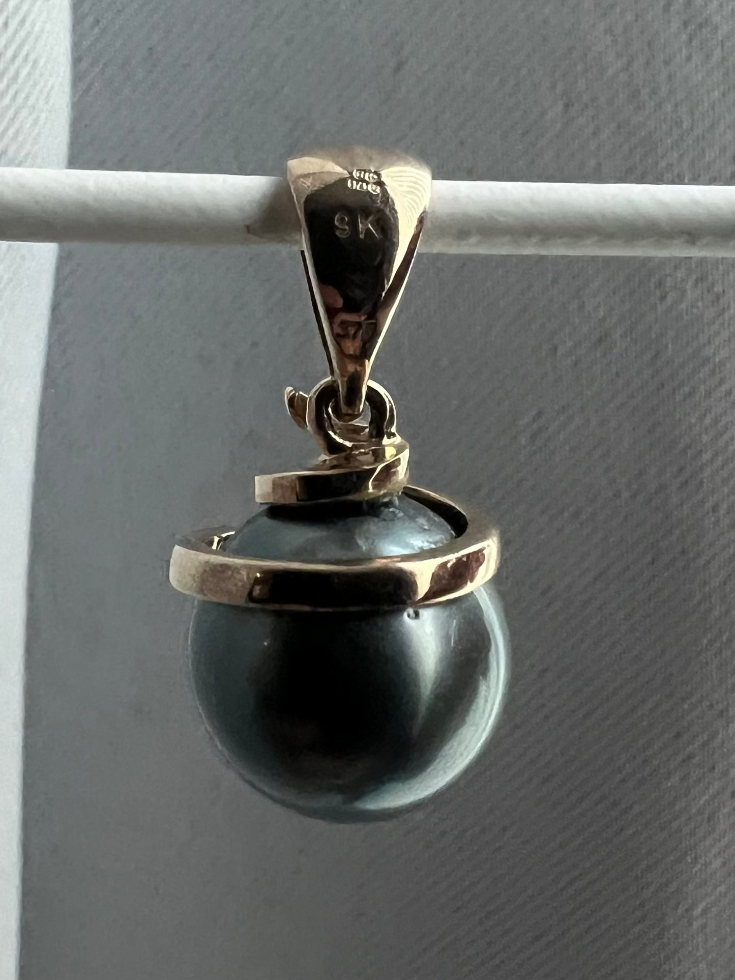 Quality 9ct Yellow Gold Tahitian Pearl & Diamond Pendant - 3.70 Grams