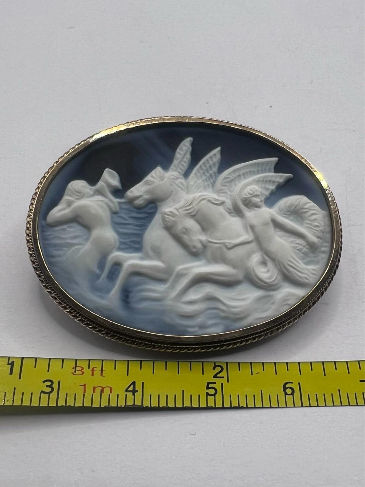Vintage 9ct Yellow Gold Hand Carved Cameo Brooch - 11.99 Grams