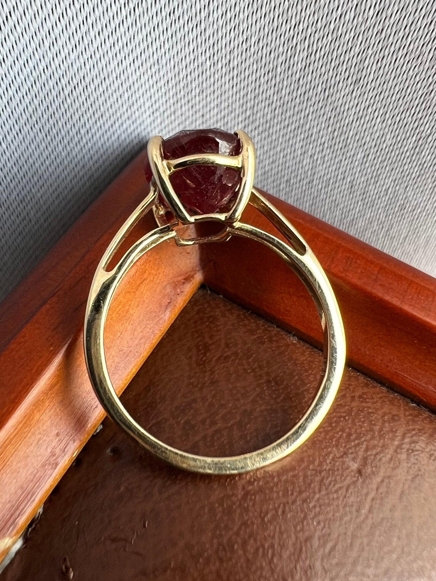 Quality 10ct Yellow Gold Synthetic Ruby Ring - K