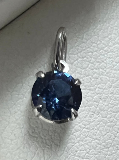 Quality 9ct White Gold Tanzanite Charm - 0.27 Grams