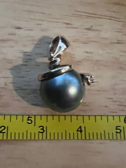 Quality 9ct Yellow Gold Tahitian Pearl & Diamond Pendant - 3.70 Grams