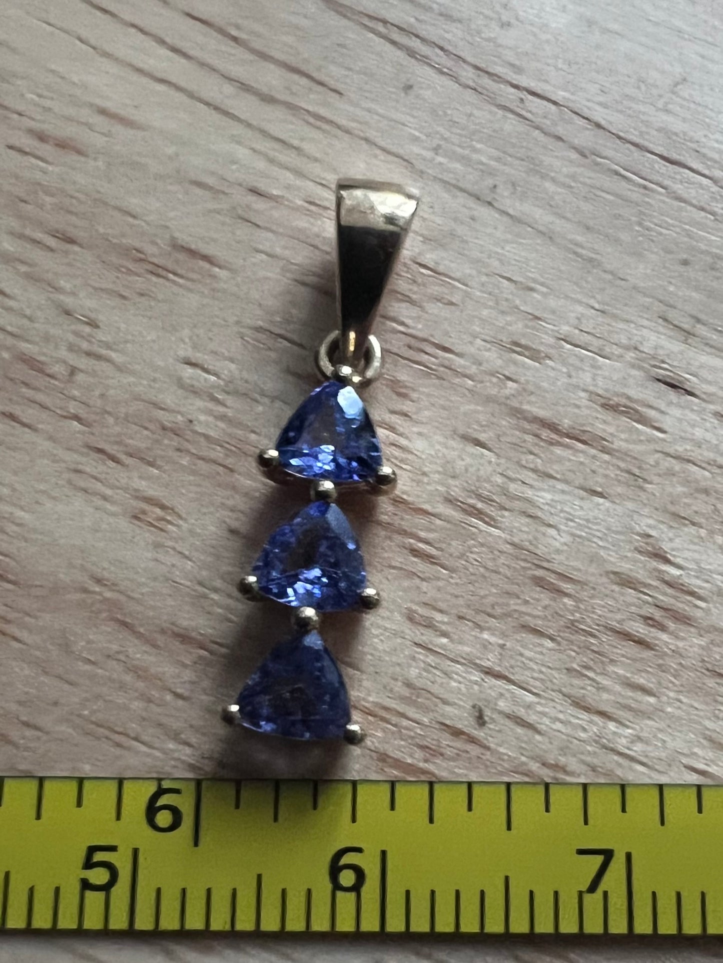 Quality 10ct Yellow Gold Trilogy Tanzanite Pendant - 1.23 Grams