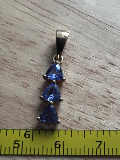Quality 10ct Yellow Gold Trilogy Tanzanite Pendant - 1.23 Grams