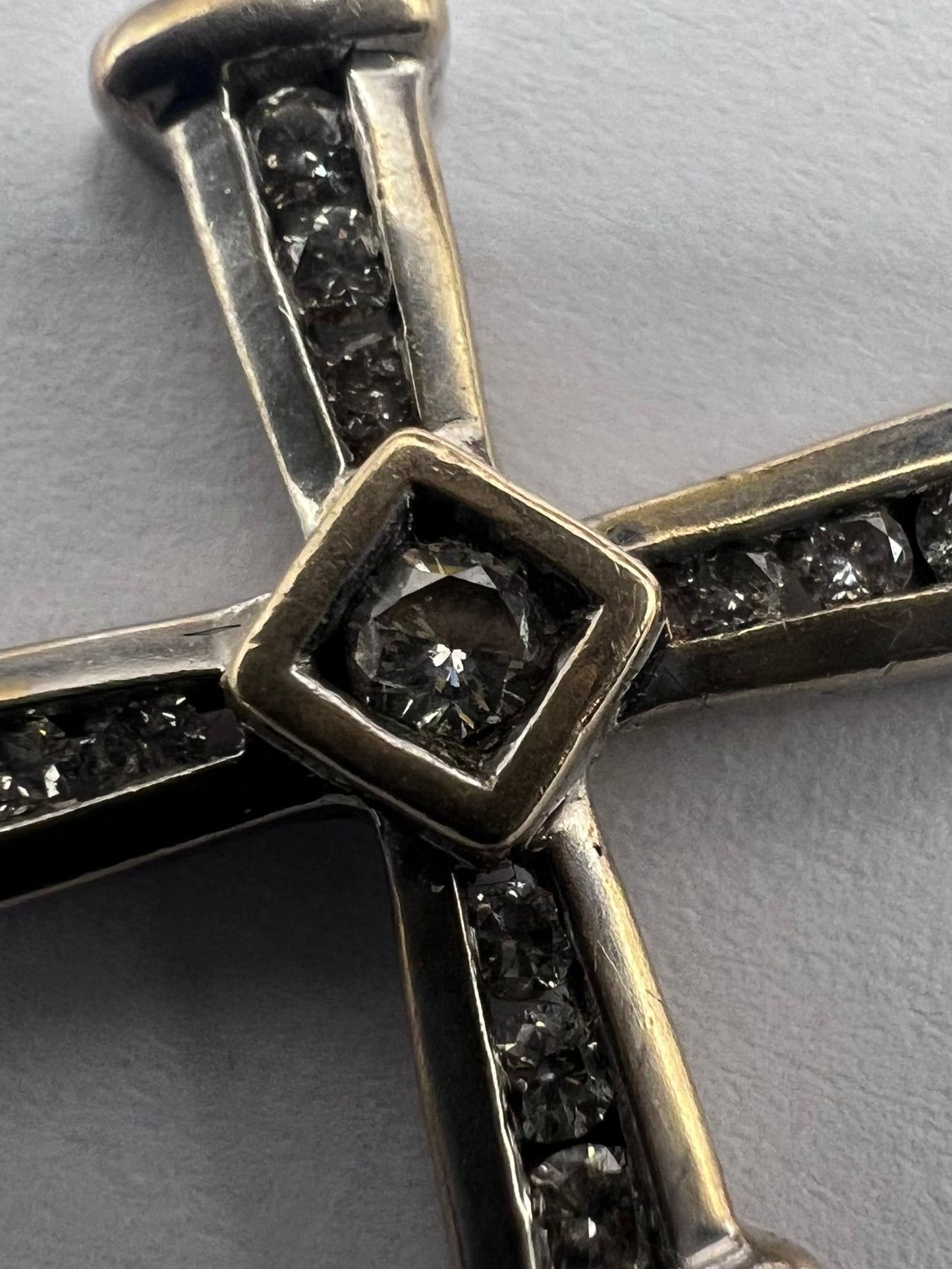 Vintage 9ct White Gold 0.50ct Diamond Set Cross - 3.56 Grams
