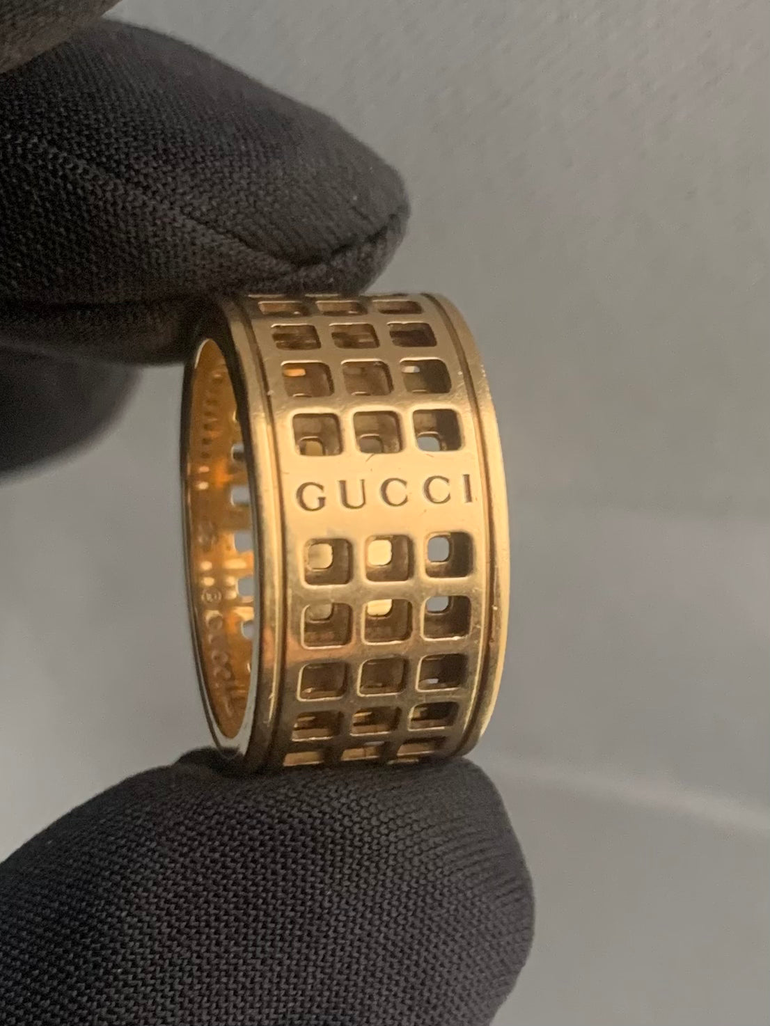 Authentic 18ct Yellow Gold Gucci Spinning Ring ~ 9.07 Grams ~ Size - P½