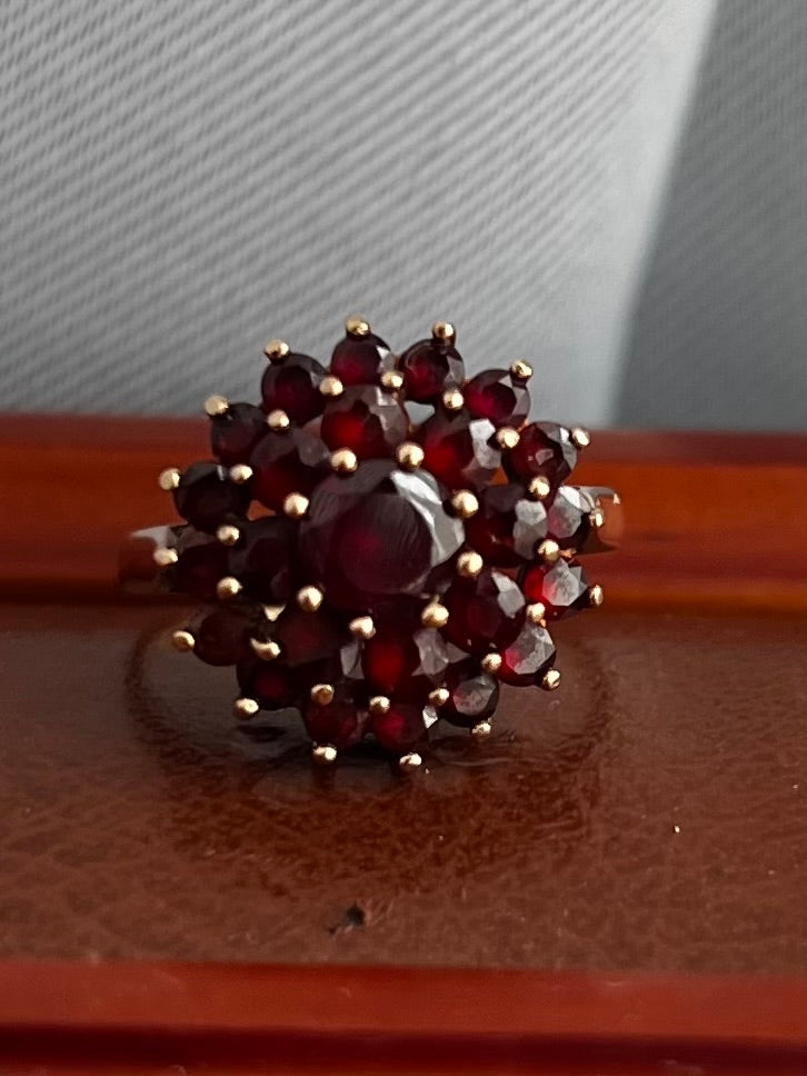 Vintage 9ct Yellow Gold Garnet Cluster Ring - M