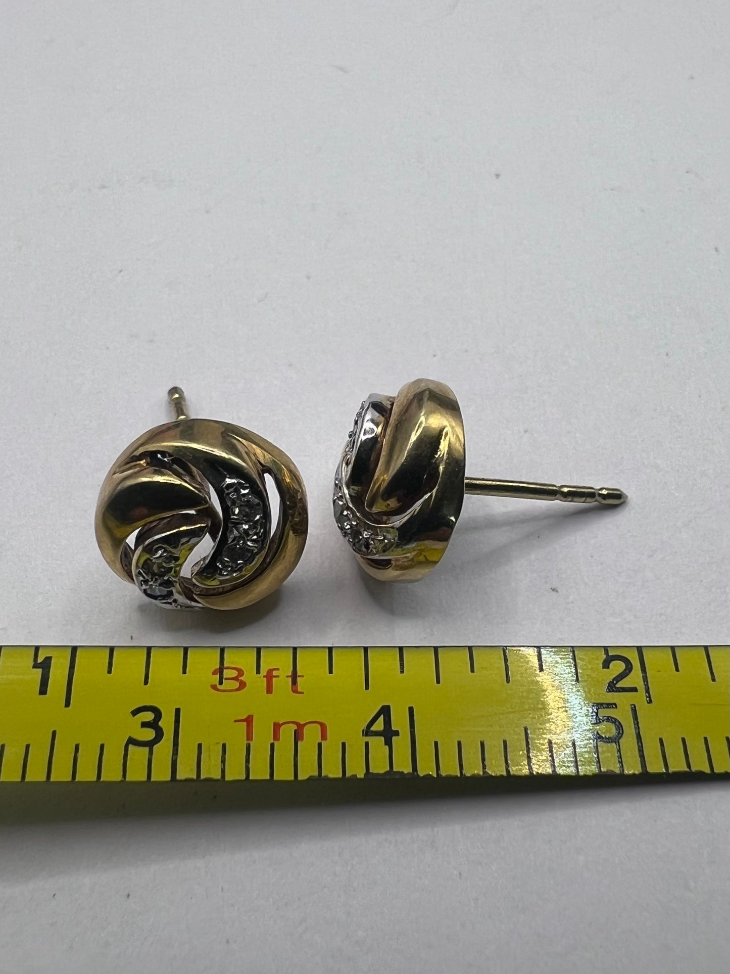 Quality 9ct Yellow Gold Diamond Chip Stud Earrings • 2.18 Grams