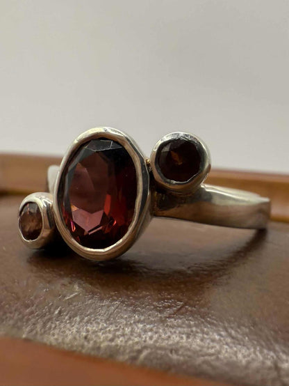 Quality 925 Sterling Silver Garnet Trilogy Ring • Size - R½ • 3.94 Grams