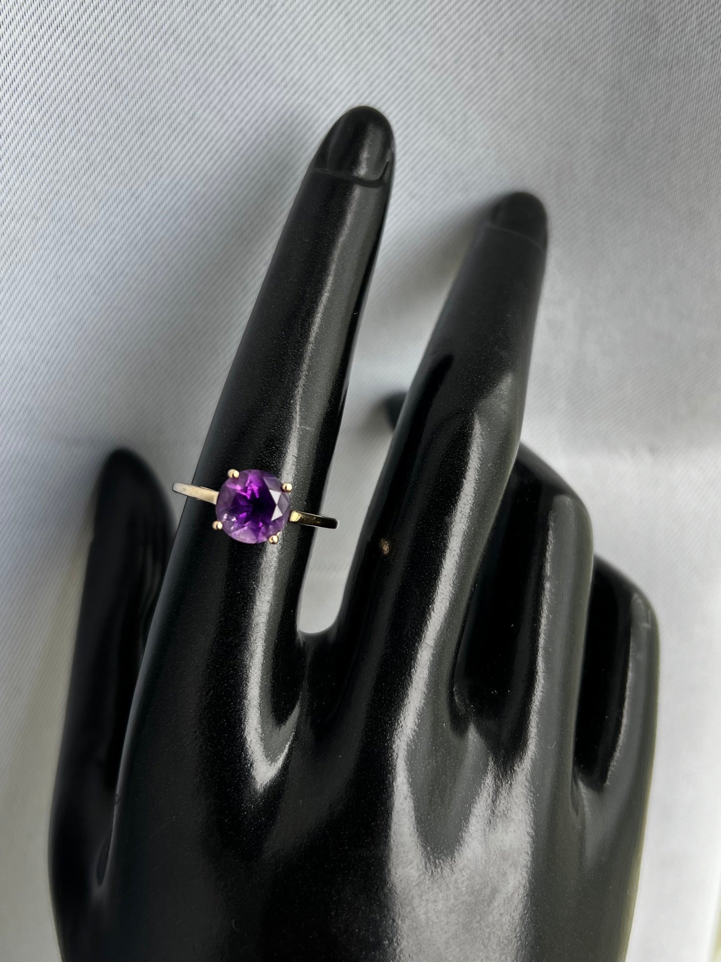 Quality 10ct Yellow Gold Amethyst Solitaire Ring - P½