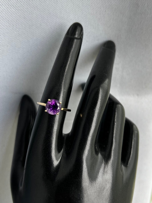 Quality 10ct Yellow Gold Amethyst Solitaire Ring - P½