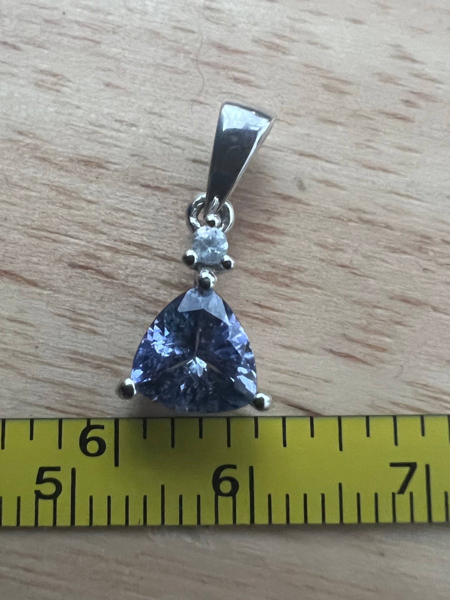 Quality 9ct White Gold Tanzanite Charm - 0.99 Grams