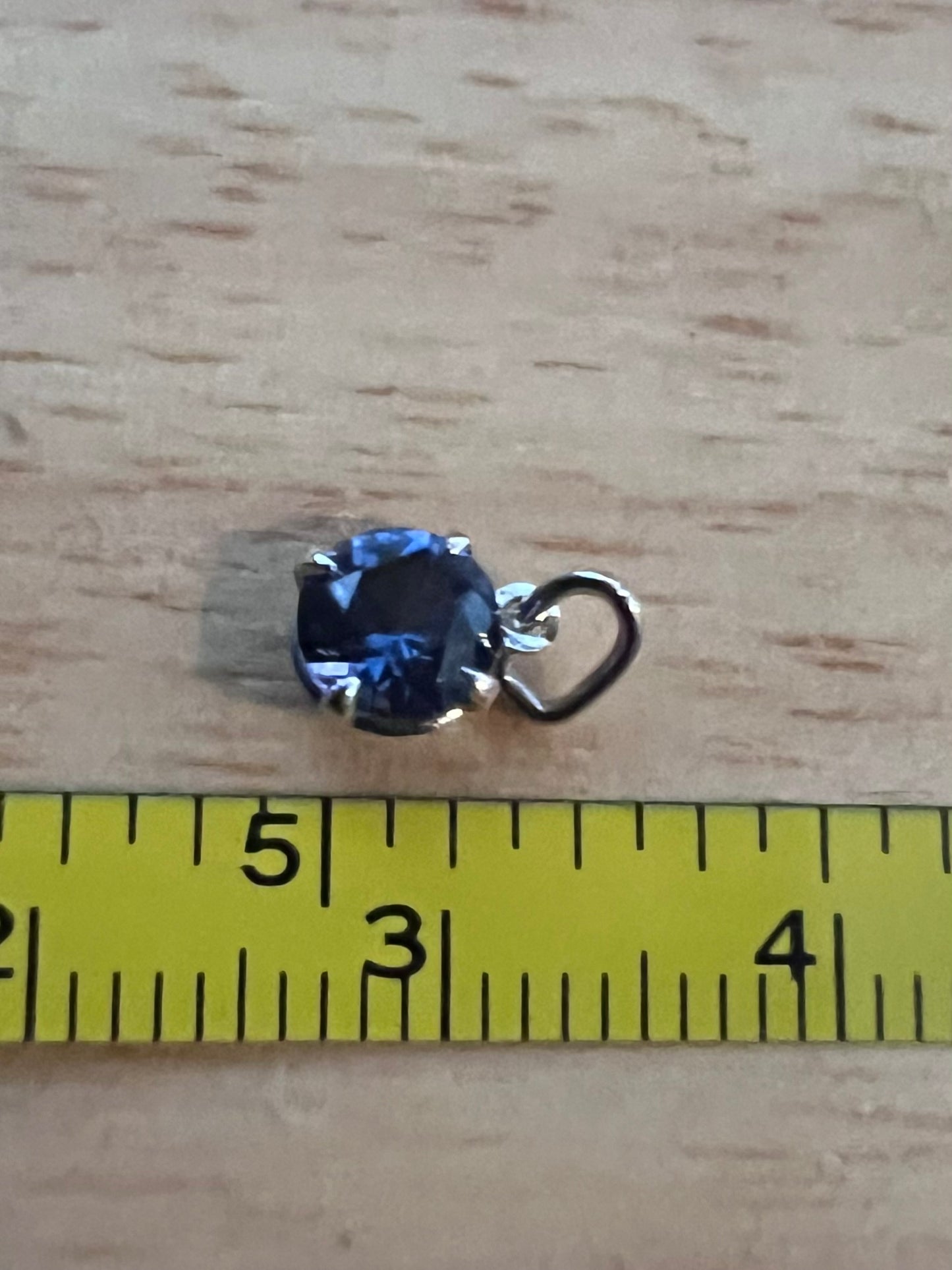 Quality 9ct White Gold Tanzanite Charm - 0.27 Grams
