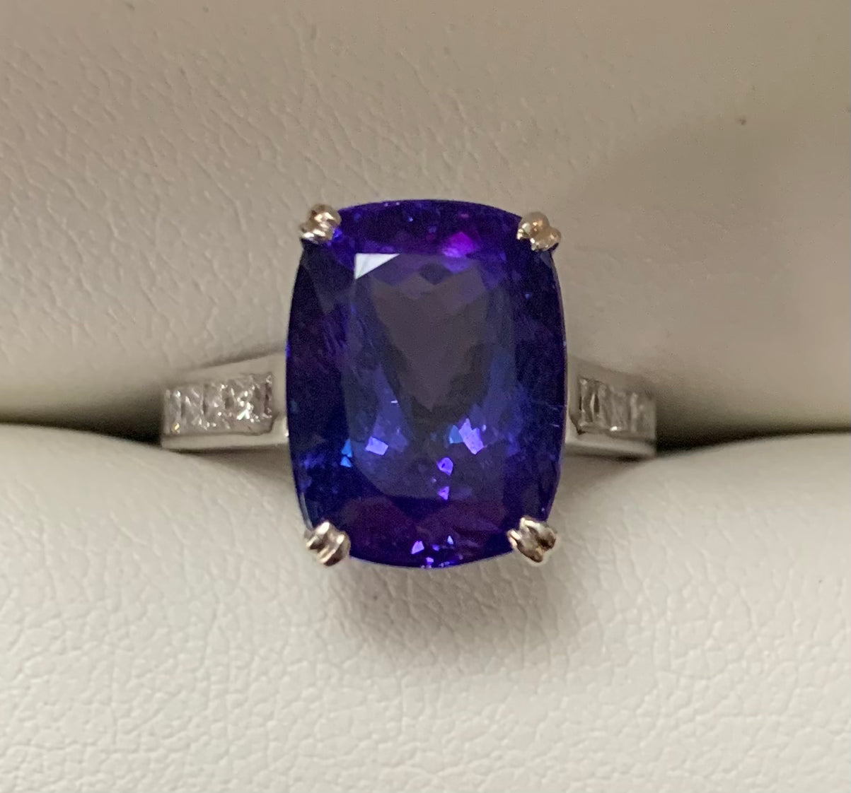 Stunning 18ct White Gold 7ct Tanzanite & Diamond Ring ~ Size - L½