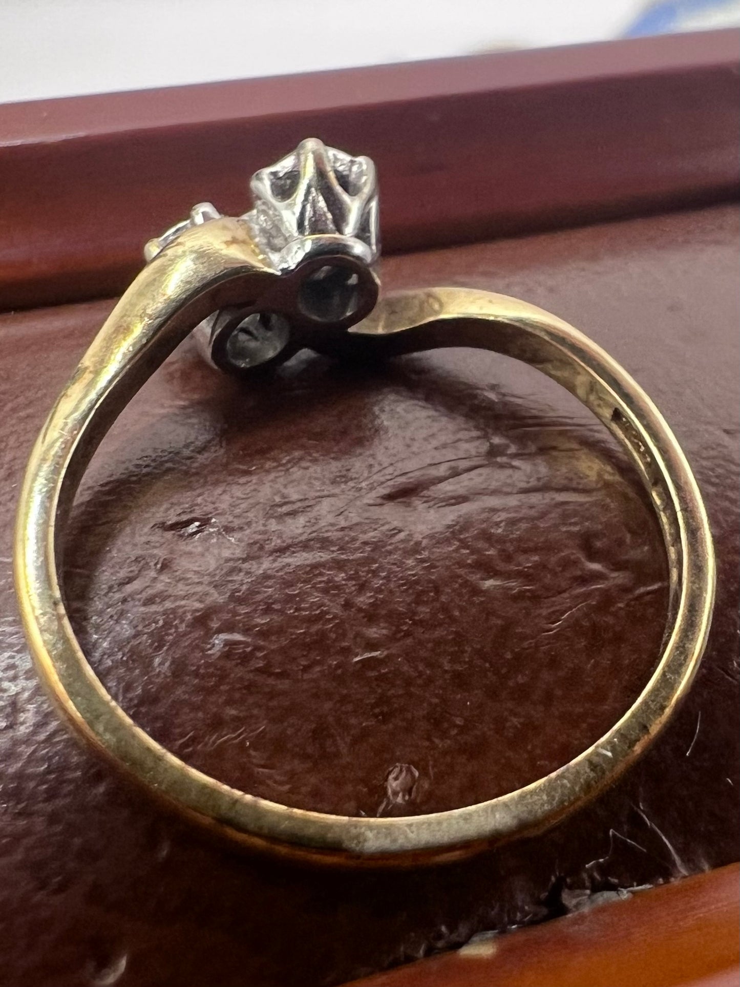 Vintage 9ct Yellow Gold Crossover Diamond Ring - O