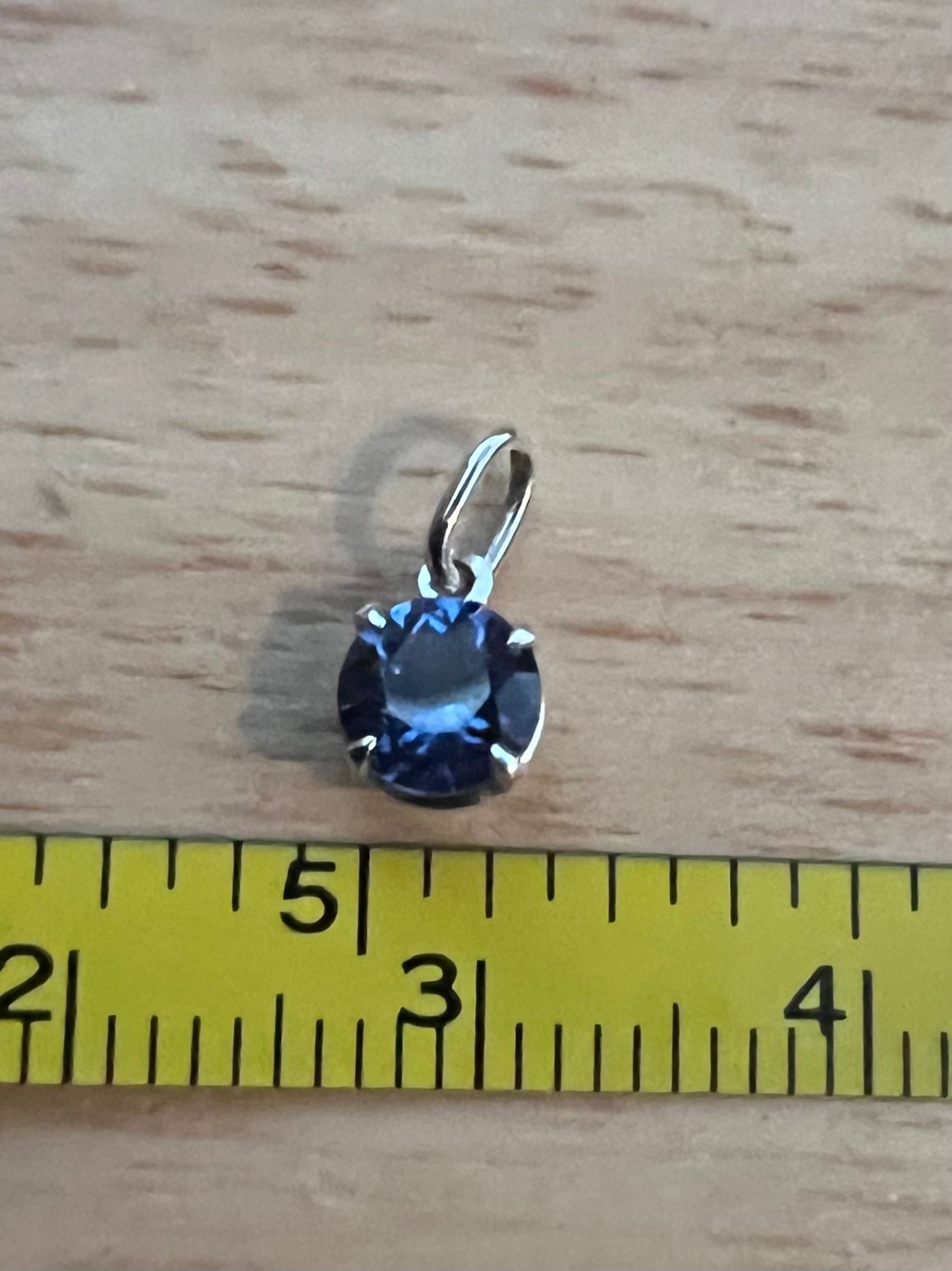 Quality 9ct White Gold Tanzanite Charm - 0.27 Grams