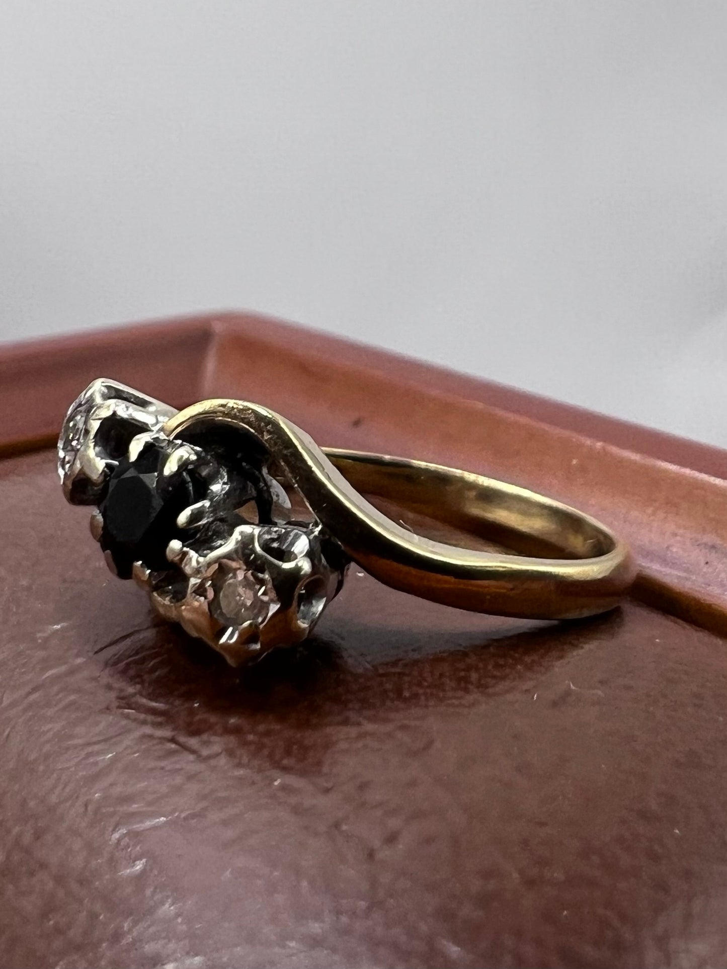Vintage 9ct Yellow Gold Sapphire & Diamond Ring - M