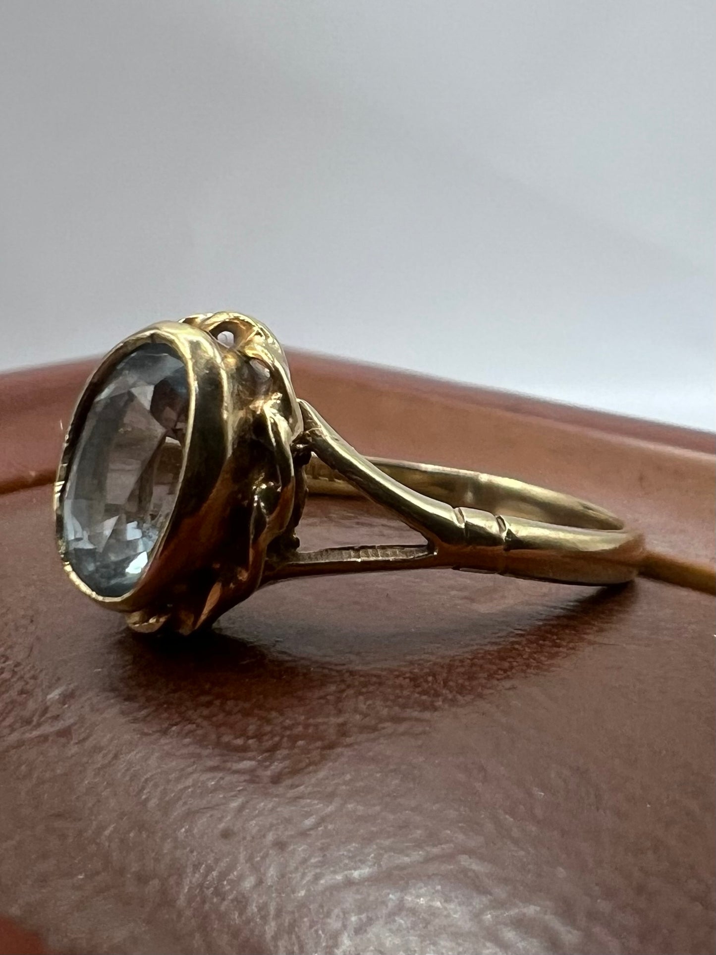 Vintage 9ct Yellow Gold Aquamarine Ring - O