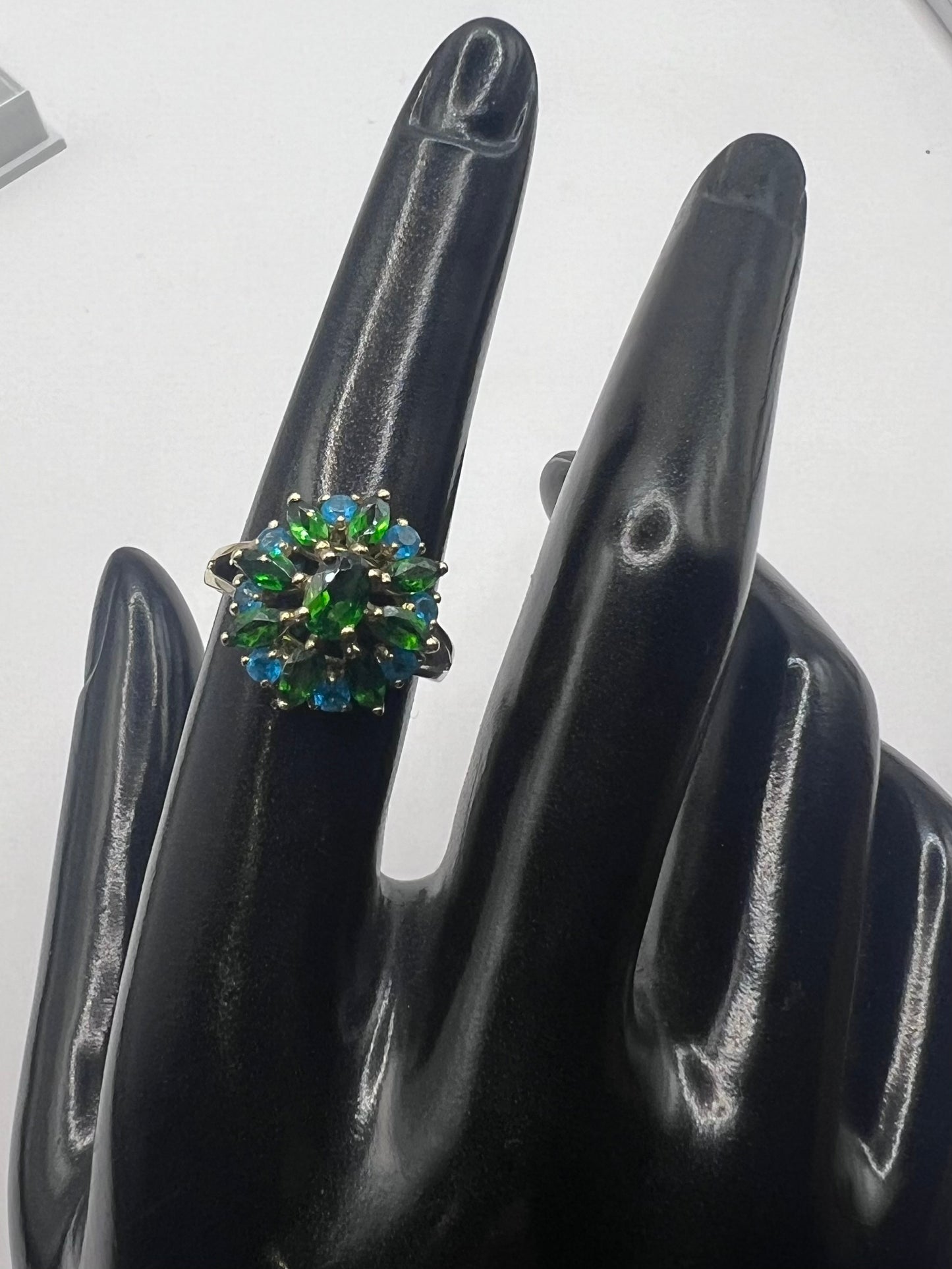 Quality 9ct Yellow Gold Peridot Cluster Ring - N½