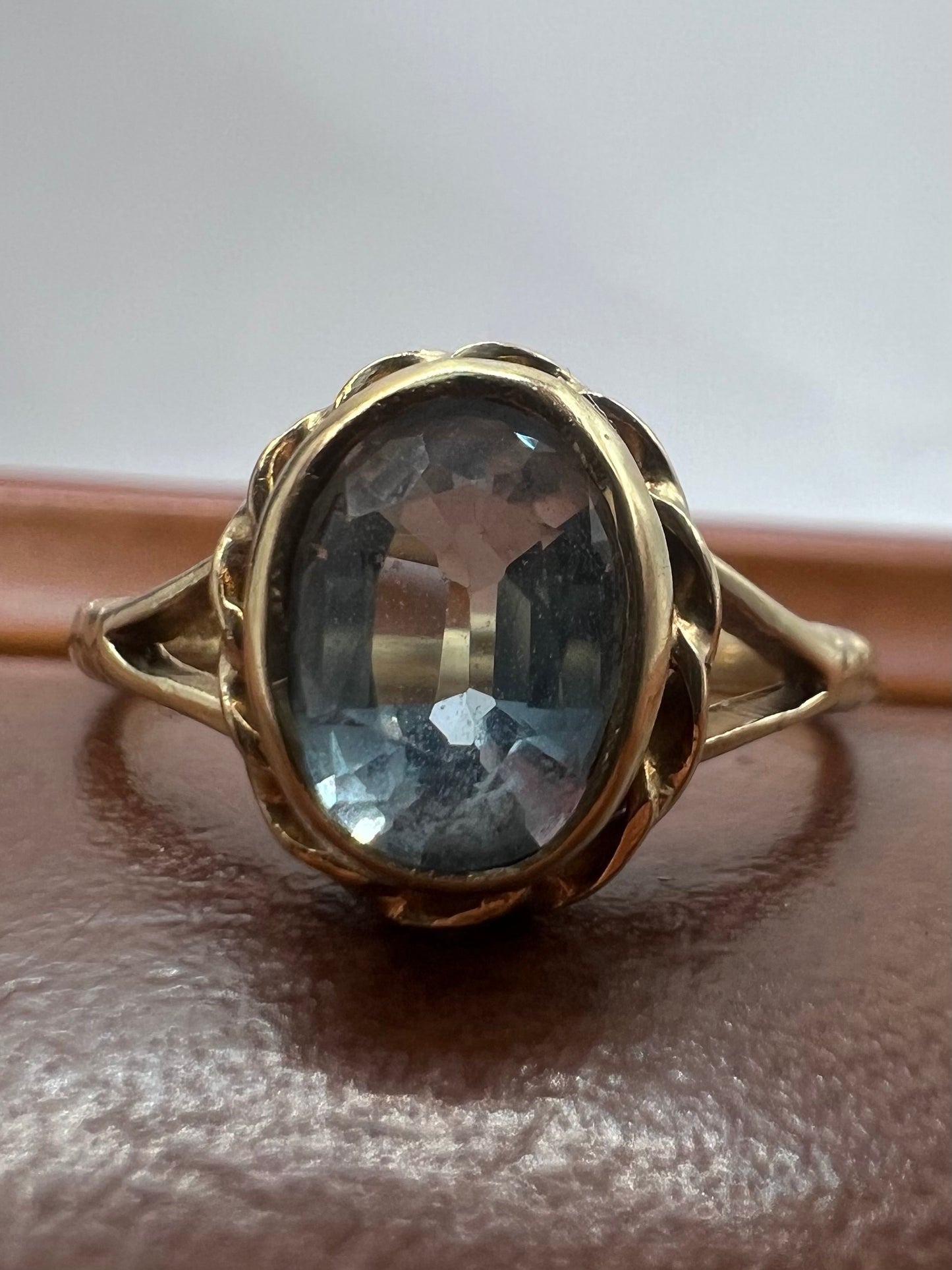 Vintage 9ct Yellow Gold Aquamarine Ring - O