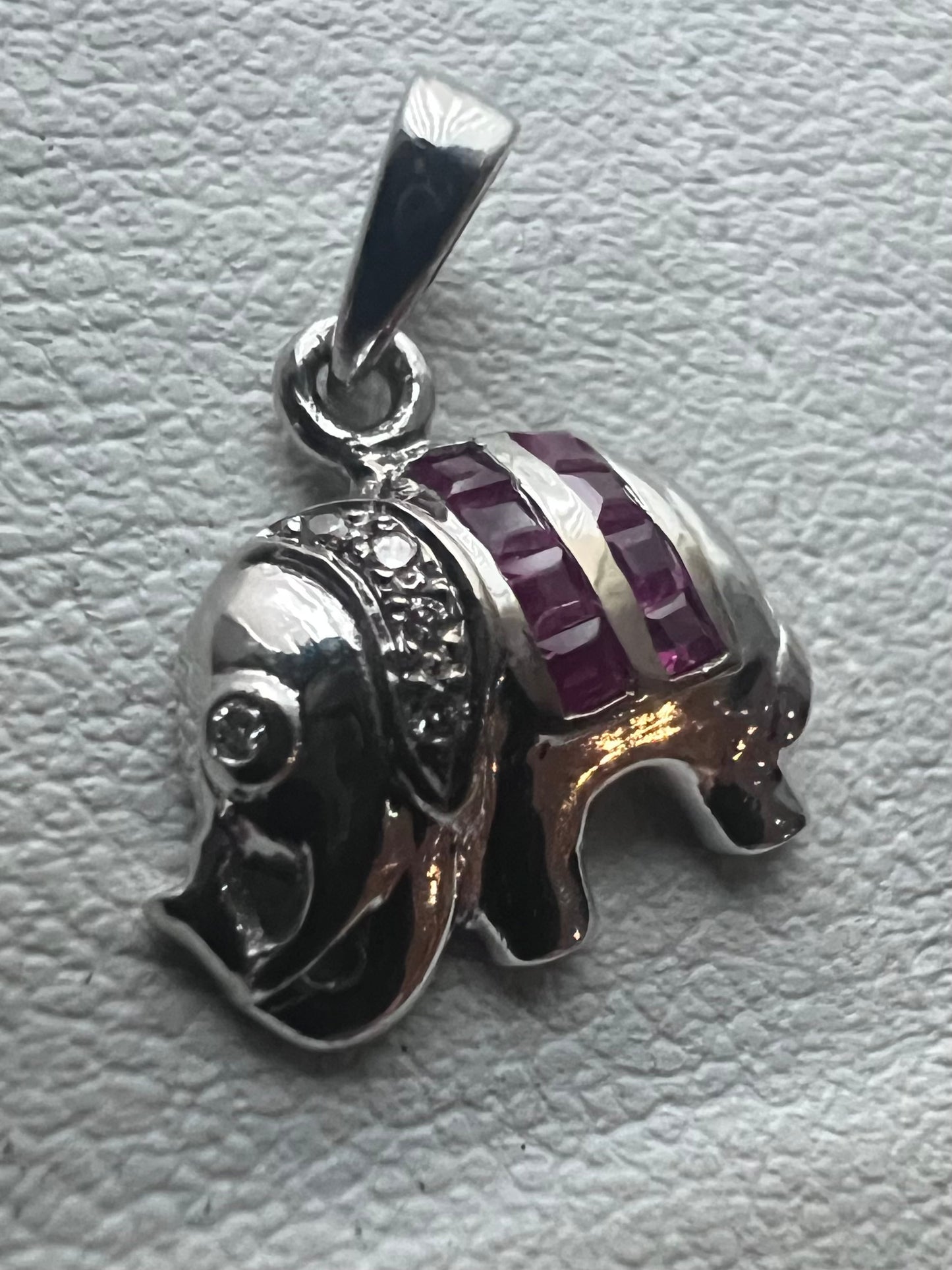 Quality 18ct White Gold Ruby & Diamond Elephant Pendant - 2.00 Grams